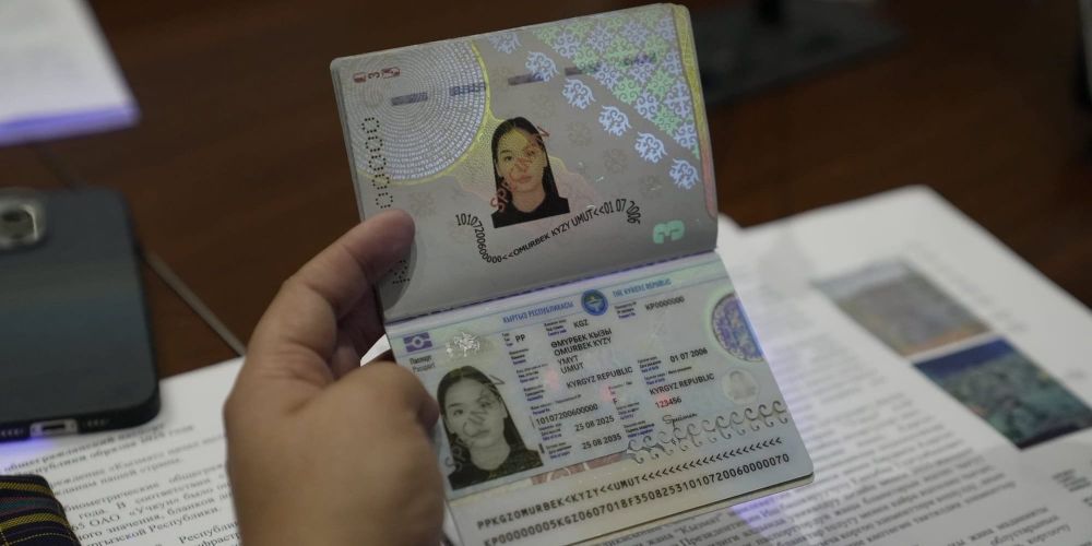 Кыргызстанцам напомнили, почему нельзя публиковать фото найденных паспортов изображение публикации