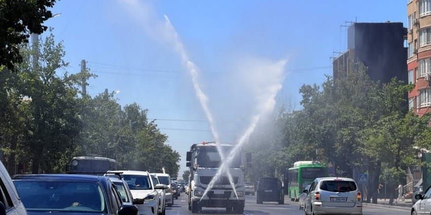 В Бишкеке начали охлаждать дороги холодной водой из-за сильной жары изображение публикации