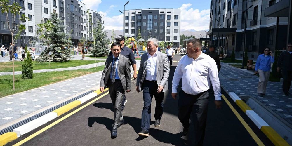 Глава кабмина КР вручил жителям Таласа ключи от 319 квартир изображение публикации
