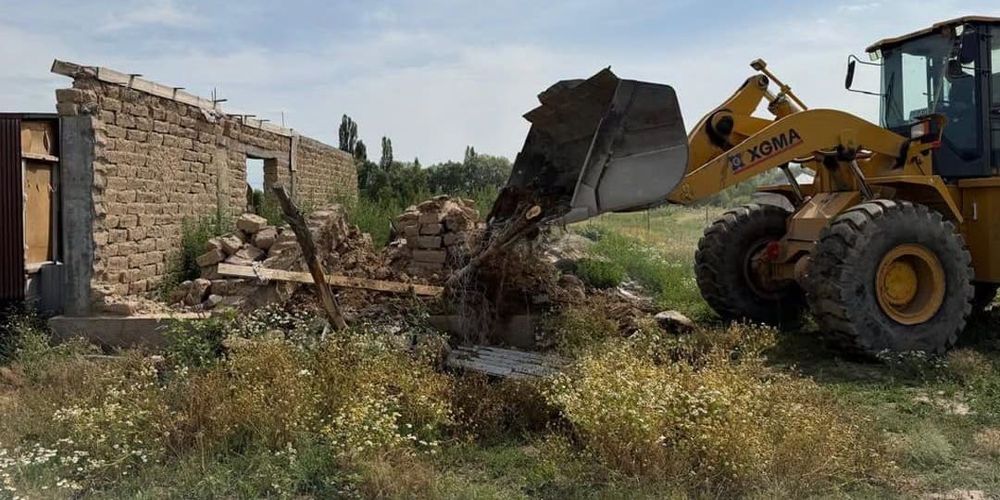 В Караколе снесли незаконно построенный на сельхозземлях дом изображение публикации