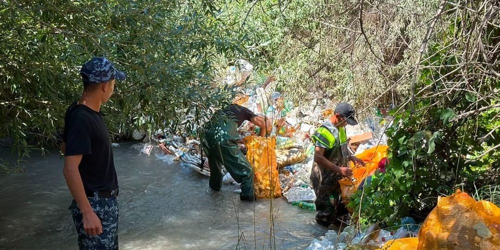 После жалоб в соцсетях в селе Ленинском очищают реку Аламудун от мусора изображение публикации