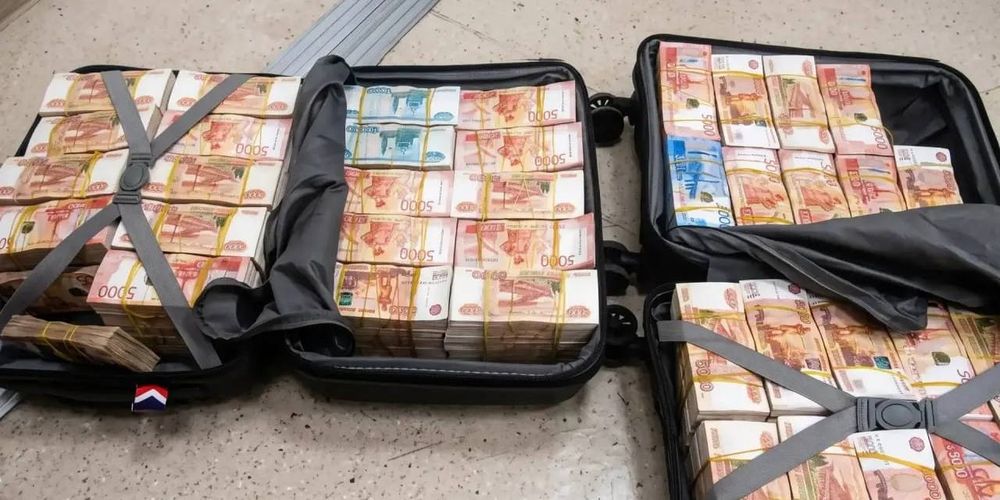 Россиянин пытался вывезти из Махачкалы в Бишкек 177 млн рублей в двух чемоданах изображение публикации