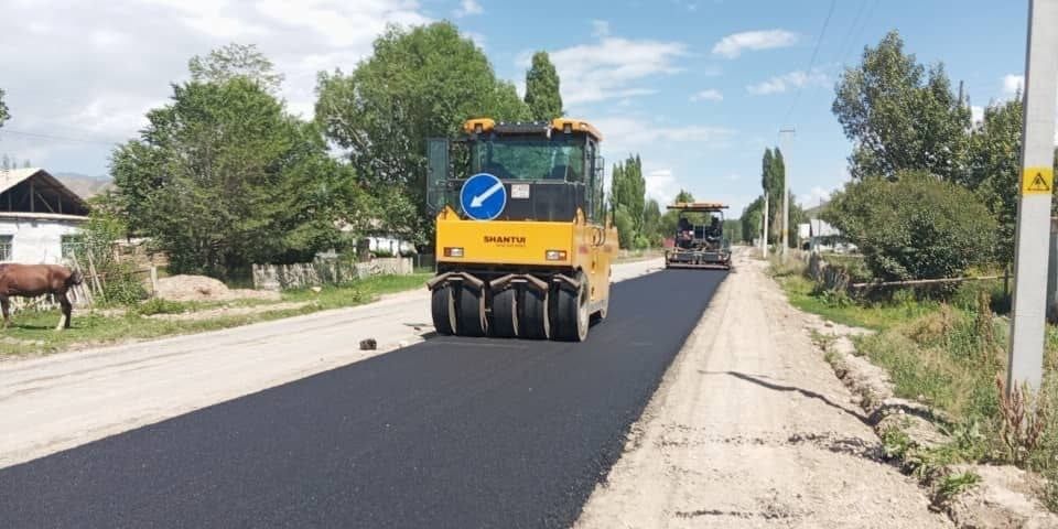 На трассе Нарын — Оруктам уложат 5.5 км асфальта изображение публикации