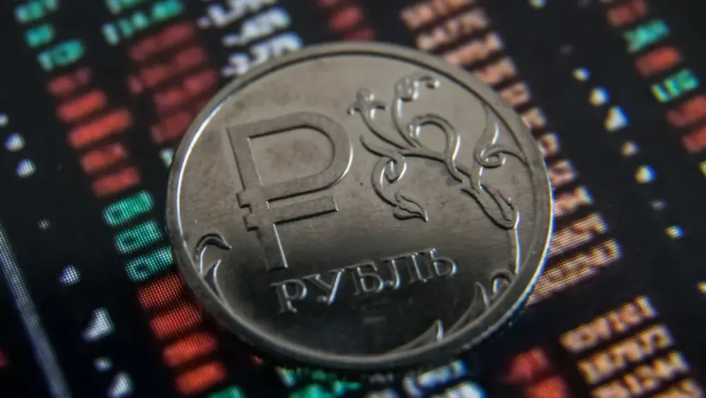Рубль вновь дешевле сома, доллар и евро просели — курс НБ КР на выходные изображение публикации
