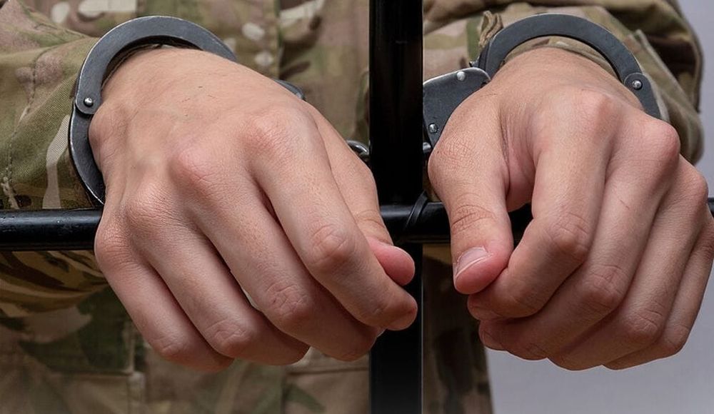Должностных лиц трех военкоматов Ошской области задержали за поборы с призывников изображение публикации