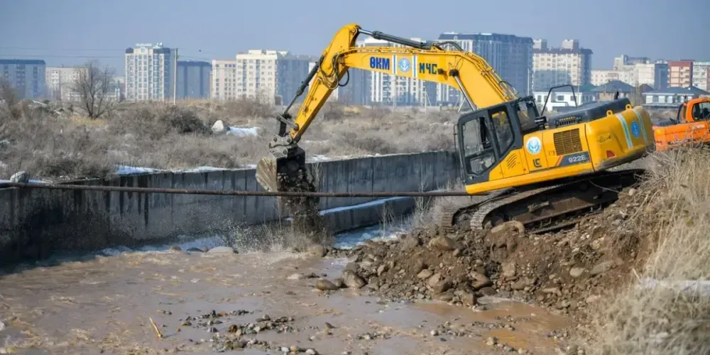 Власти Бишкека освобождают реку Аламудун от мусора: вывезено 20 тысяч тонн отходов изображение публикации