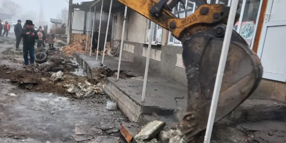 Вдоль автодороги Ош – Иркештам сносят незаконные объекты изображение публикации