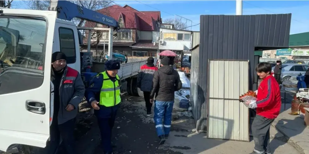 В Кыргызстане продолжается демонтаж незаконных объектов придорожной торговли изображение публикации