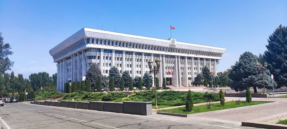 В Жогорку Кенеше предложили смягчить требования к страхованию при сделках с недвижимостью изображение публикации