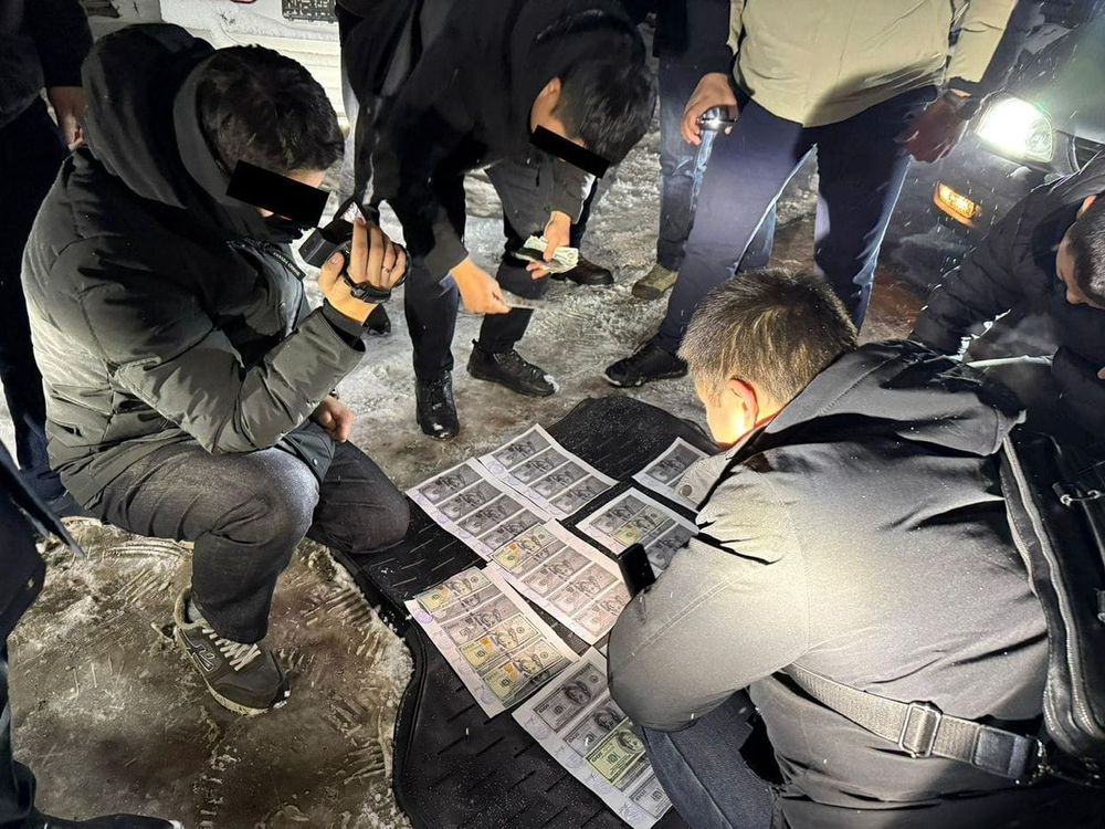 В Оше при получении взятки задержали главного инспектора Счетной палаты изображение публикации