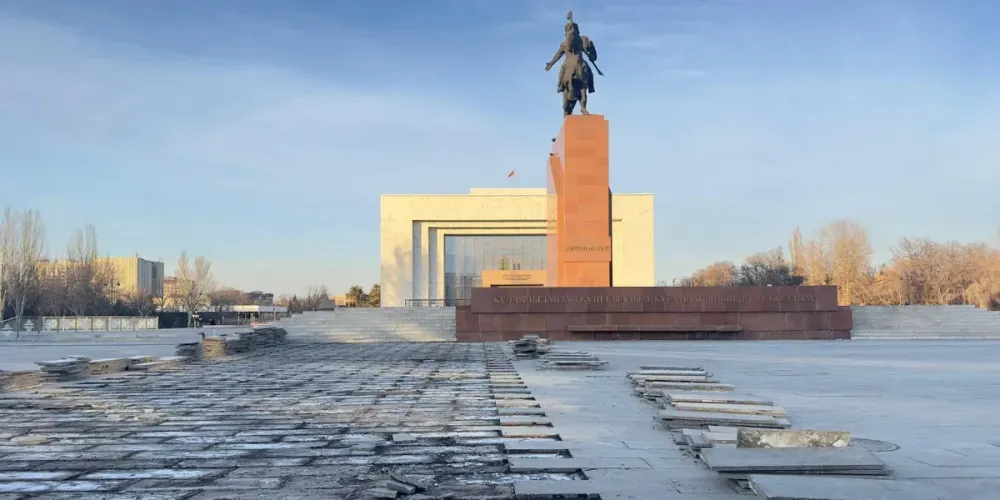 На площади Ала-Тоо началась реконструкция монумента «Айкол Манас» – памятник уберут на хранение изображение публикации