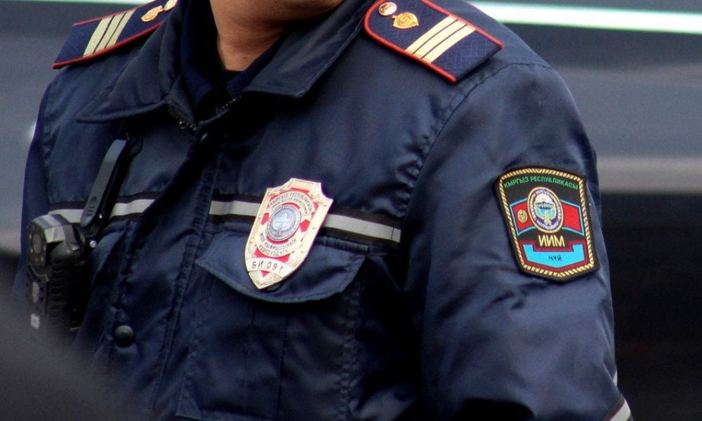 Сотрудник УВД Октябрьского района Бишкека задержан за пытки и вымогательство 500 тысяч сомов изображение публикации