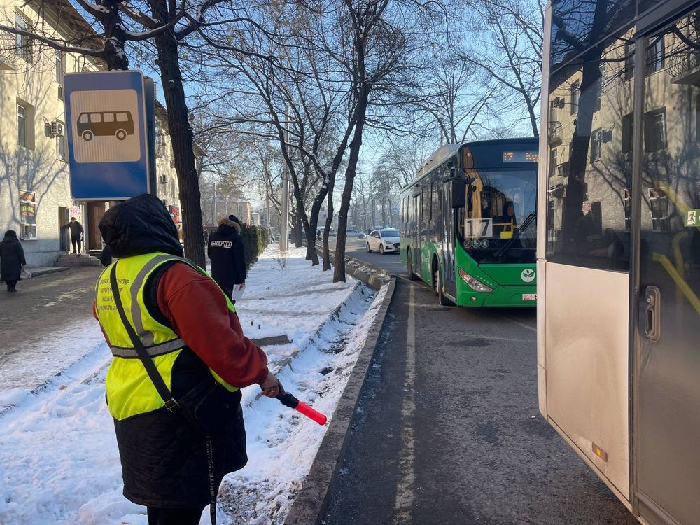 В Бишкеке проходит рейд по соблюдению правил остановки общественного транспорта изображение публикации