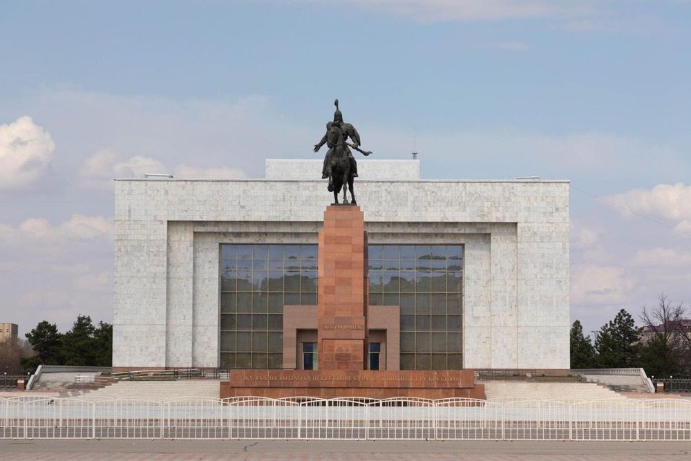 Основание памятника Манасу на площади Ала-Тоо отремонтируют из-за угрозы обрушения изображение публикации