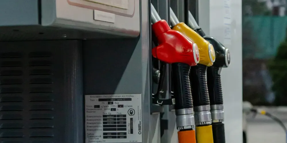 Запрет РФ на экспорт бензина не приведет к дефициту ГСМ в Кыргызстане — кабмин изображение публикации