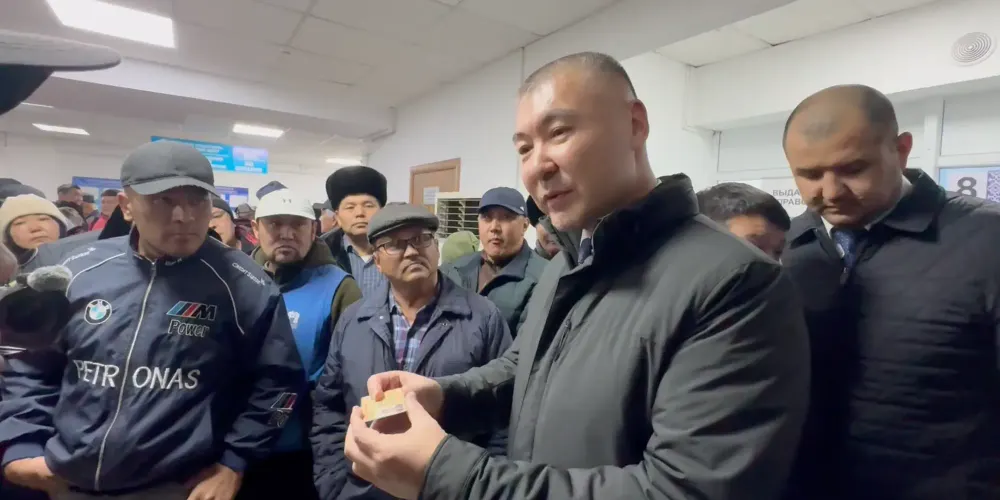 Зачем менять бессрочные водительские удостоверения в КР, рассказал Каныбек Туманбаев изображение публикации