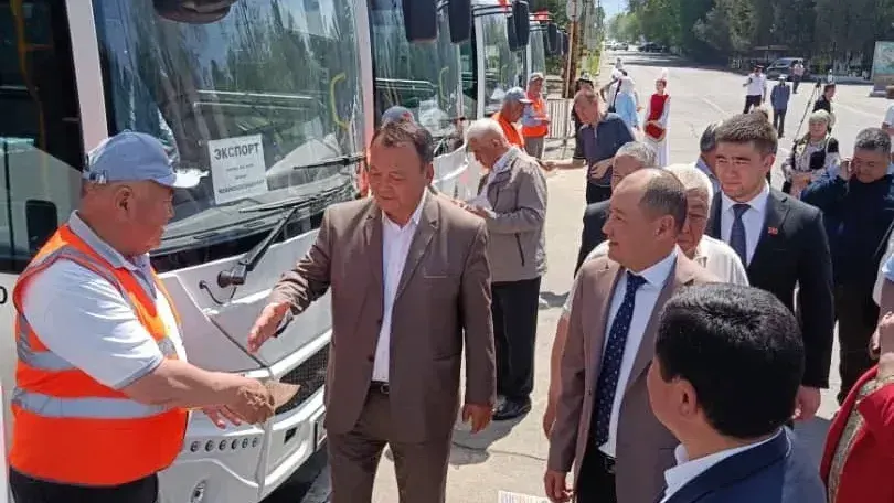 Кызыл-Кия получила 10 пассажирских автобусов Isuzu из Узбекистана изображение публикации