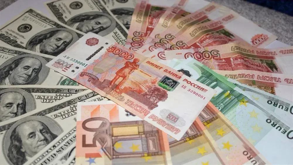Доллар, евро и рубль просели к сому — курс Нацбанка КР на 18 апреля изображение публикации