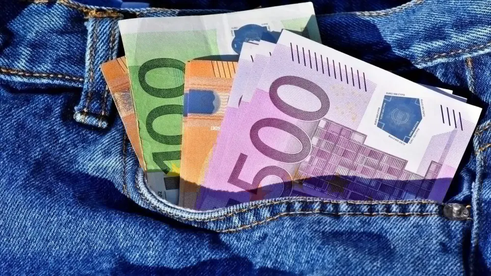 Евро уступил сому, рубль вырос на 0.7% — курс НБ КР валют на 15 апреля изображение публикации