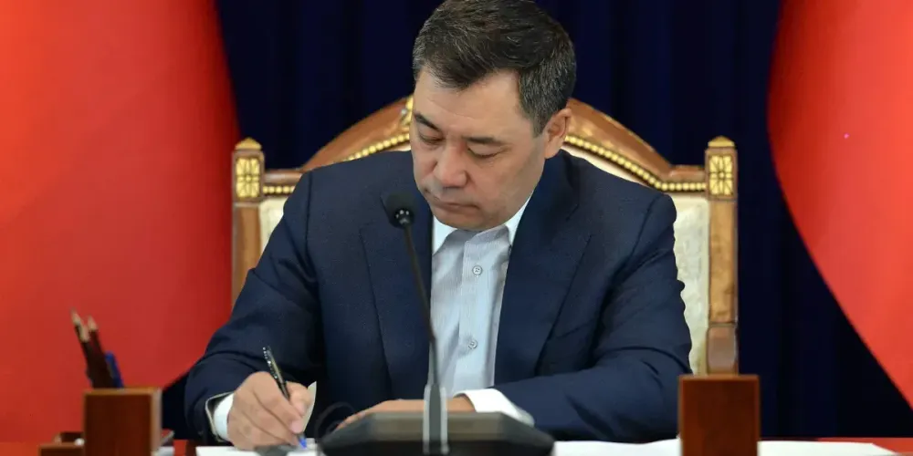 За оскорбления и клевету в КР теперь будут штрафовать – Жапаров подписал закон изображение публикации