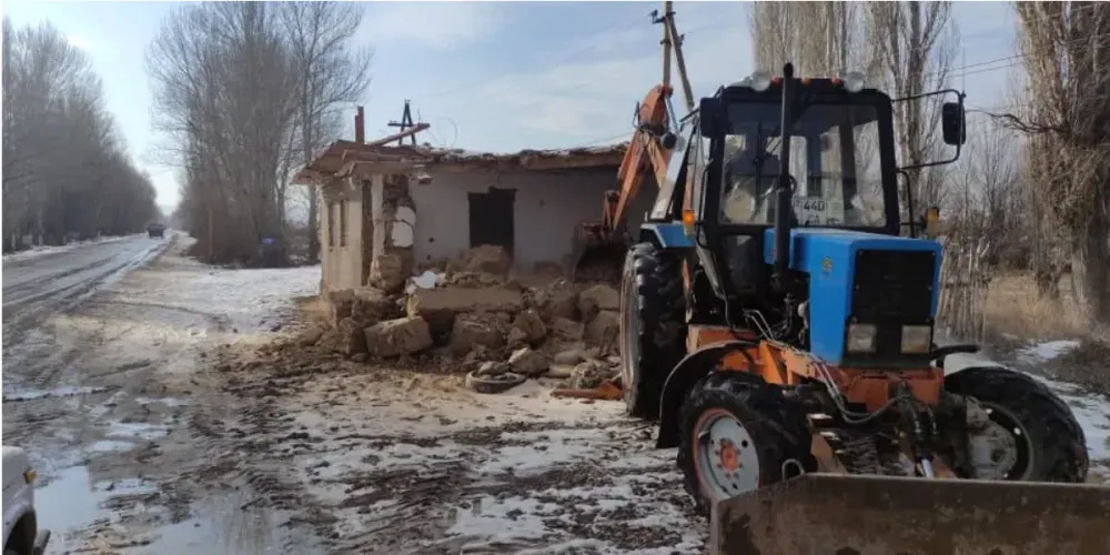 В Таласской области демонтировали незаконные торговые точки вдоль дороги изображение публикации