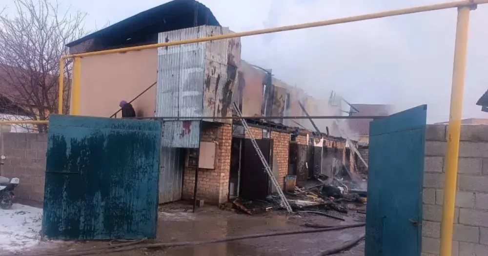 В одном из жилмассивов Бишкека произошел пожар – пострадали 16 семей изображение публикации