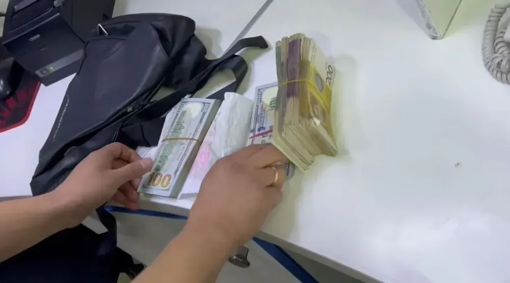 После продажи авто гражданин забыл в ГАРТС $12 тысяч — деньги вернули владельцу (видео) изображение публикации