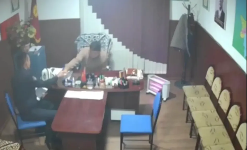 Громкое видео со взяткой в Ноокатском РОВД: шесть сотрудников задержаны изображение публикации