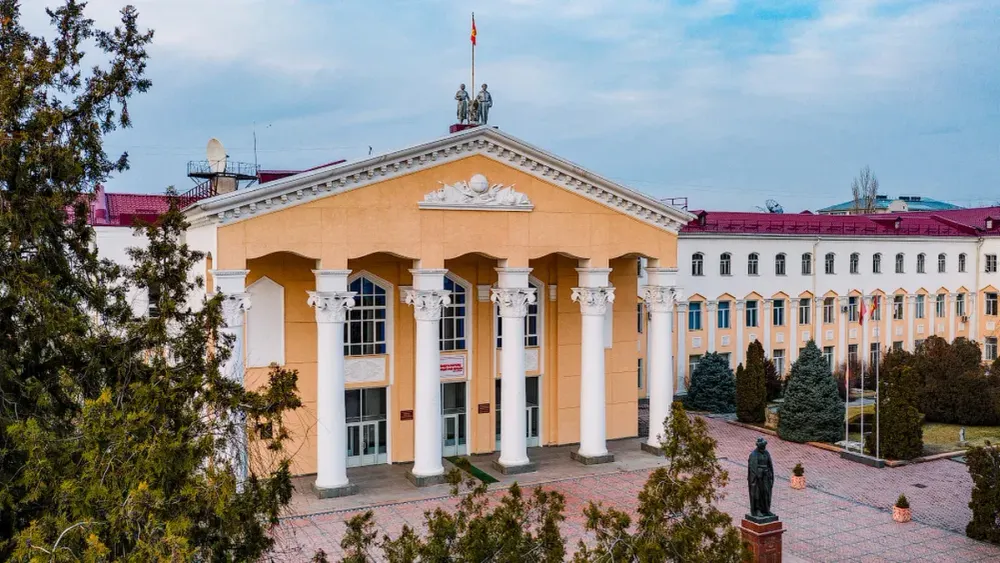 Вузы Кыргызстана смогут повышать цены на контрактное обучение – президент отменил мораторий изображение публикации