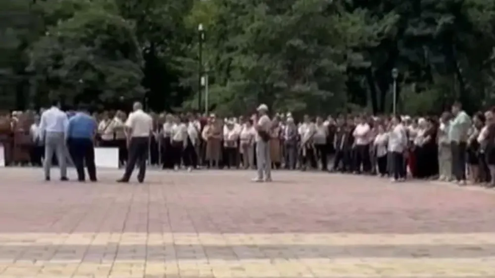 Торговцы «Дордой моторс» третий день подряд митингуют против ЭТТН и ЭСФ изображение публикации