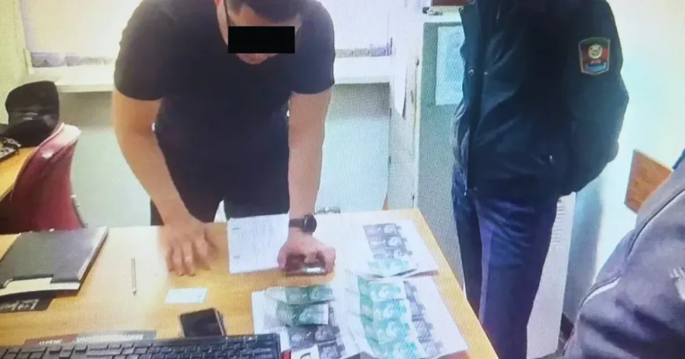 В Бишкеке задержали сотрудников ГУВД за вымогательство взятки изображение публикации