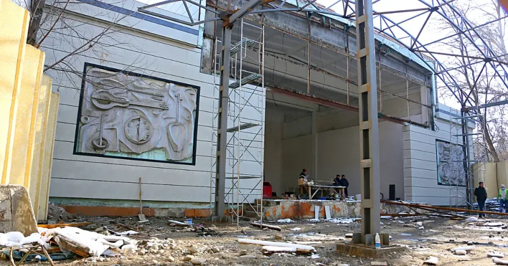В Оше проводят реконструкцию летнего театра за 20.8 млн сомов изображение публикации