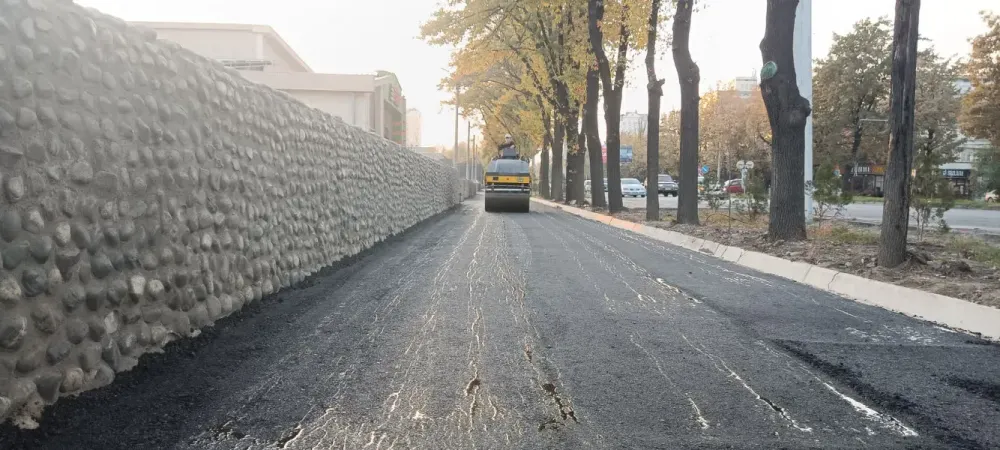 Подрядчики будут платить пени за срыв сроков строительства тротуаров в Бишкеке изображение публикации