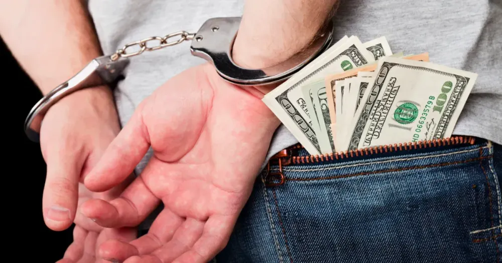 Следователь прокуратуры запугивал инвесторов и вымогал $8 тысяч – его задержали изображение публикации