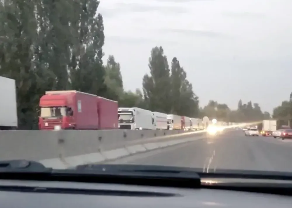 Очередь из более 50 грузовиков образовалась на границе с Казахстаном изображение публикации