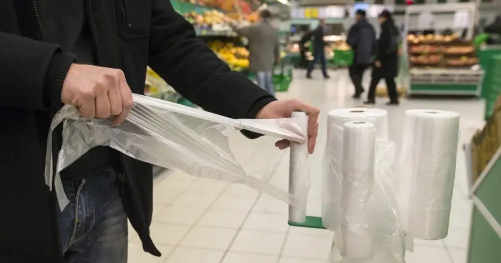 ЖК предлагает через три года полностью запретить в Кыргызстане пластиковые пакеты изображение публикации