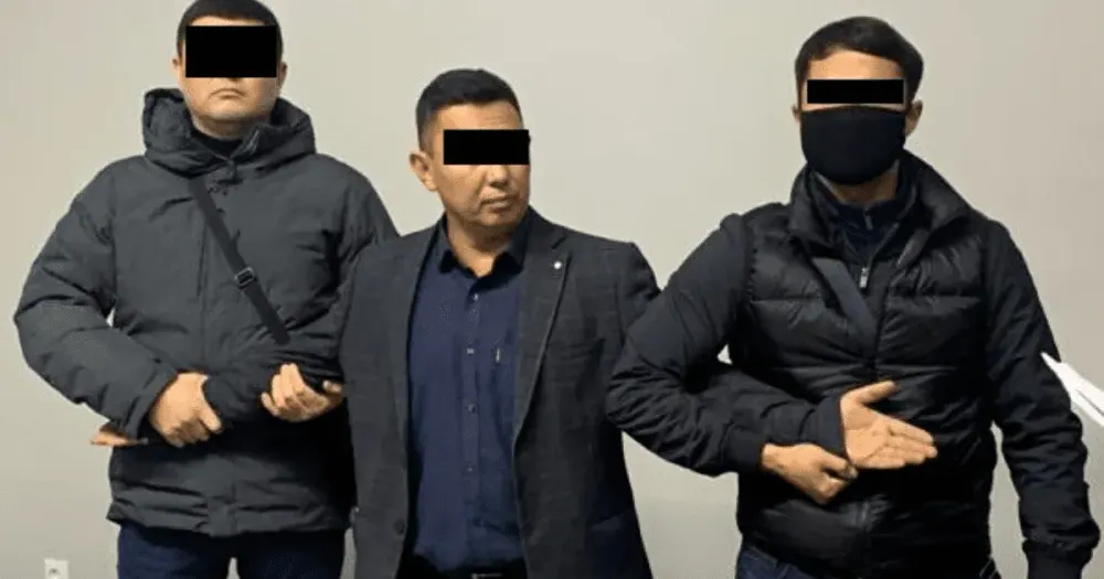 Собирал деньги с водителей автобусов, угрожая увольнением — в Бишкеке задержали чиновника изображение публикации