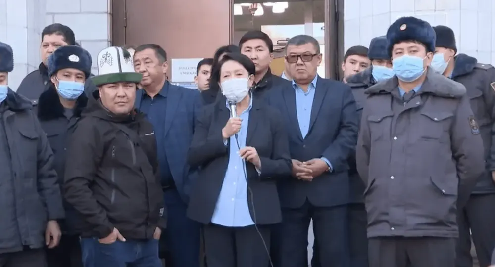 Глава ЦИК вышла к митингующим партиям изображение публикации