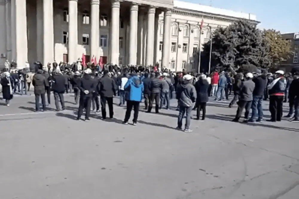 У здания правительства проходит митинг в поддержку Садыра Жапарова изображение публикации
