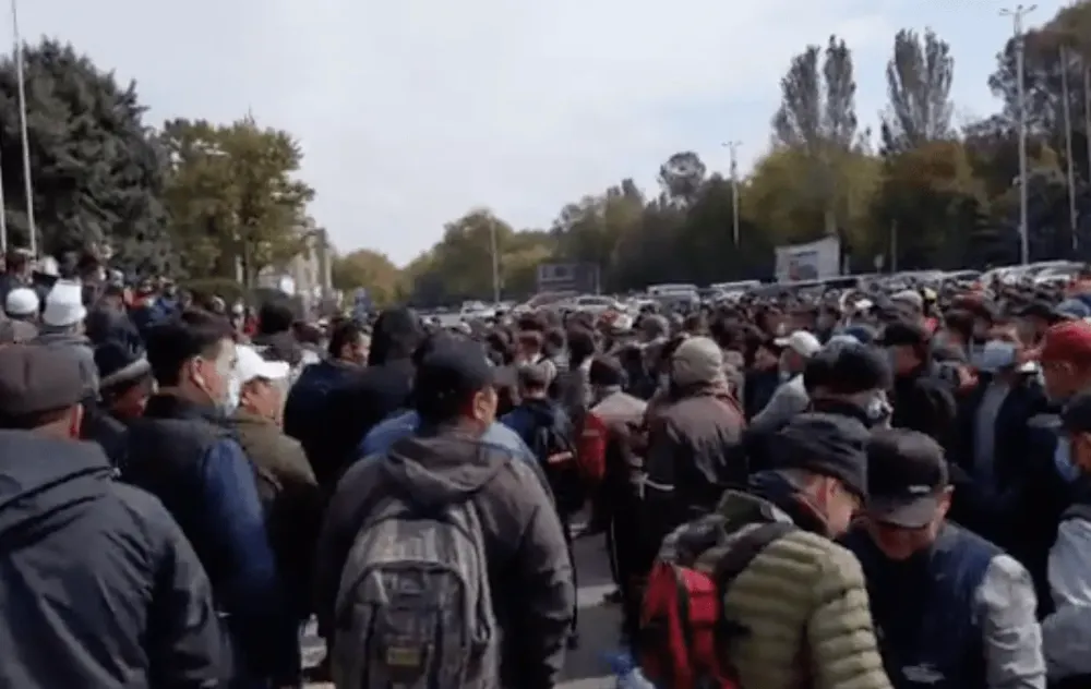 У здания правительства собрались сторонники и противники Садыра Жапарова изображение публикации