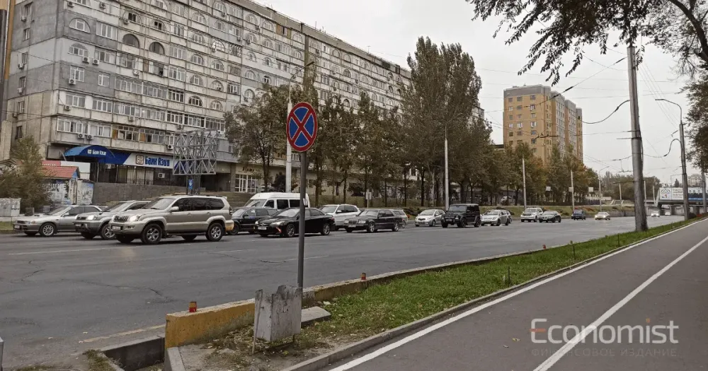 В центре Бишкека спокойно. Работают магазины, аптеки, обменные бюро. ФОТО изображение публикации