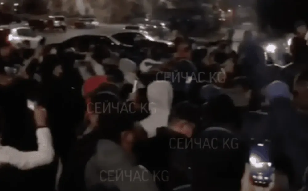 В Караколе начинается митинг, собралось около 100 человек. ВИДЕО изображение публикации