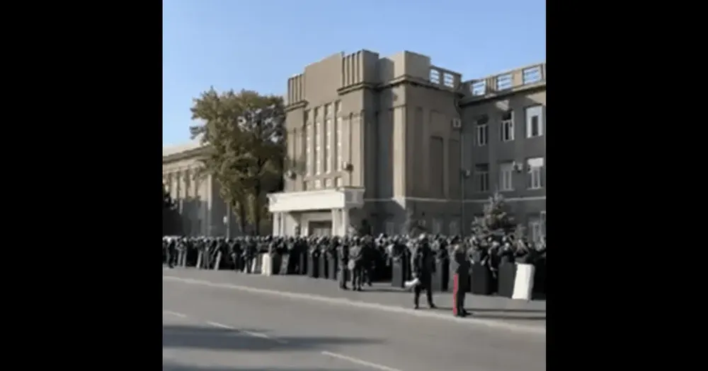 «Раздают щиты». В Бишкеке на Старой площади мобилизуют милицию изображение публикации