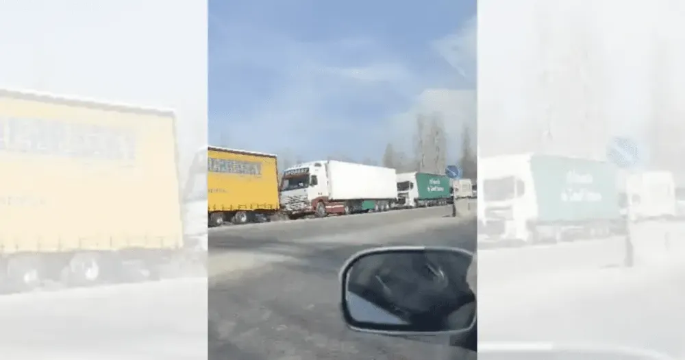 На границе с Казахстаном образовалась очередь из более 70 грузовиков. ВИДЕО изображение публикации
