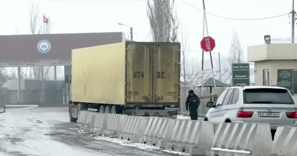Одностороннее введение Казахстаном навигационных пломб привело к скоплению грузовиков на границе, – правительство КР изображение публикации