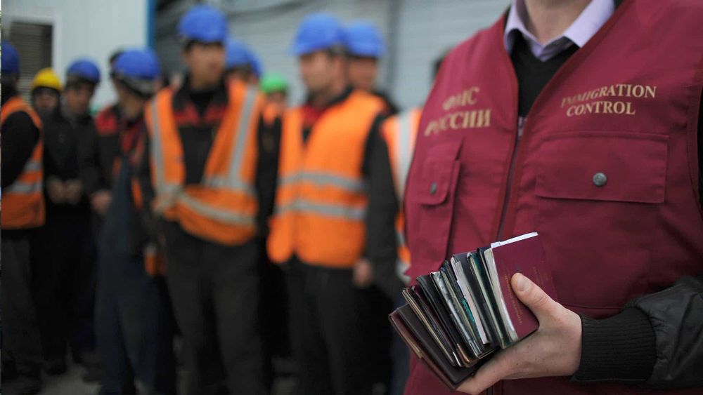 В Бишкеке планируют открыть миграционный центр для кыргызстанских мигрантов в Москве изображение публикации