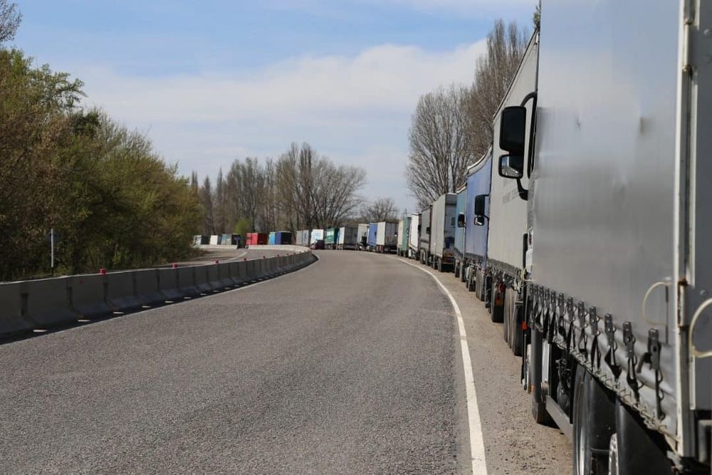 Больше 400 грузовиков скопилось на границе с Казахстаном – казахская сторона замедлила пропуск изображение публикации