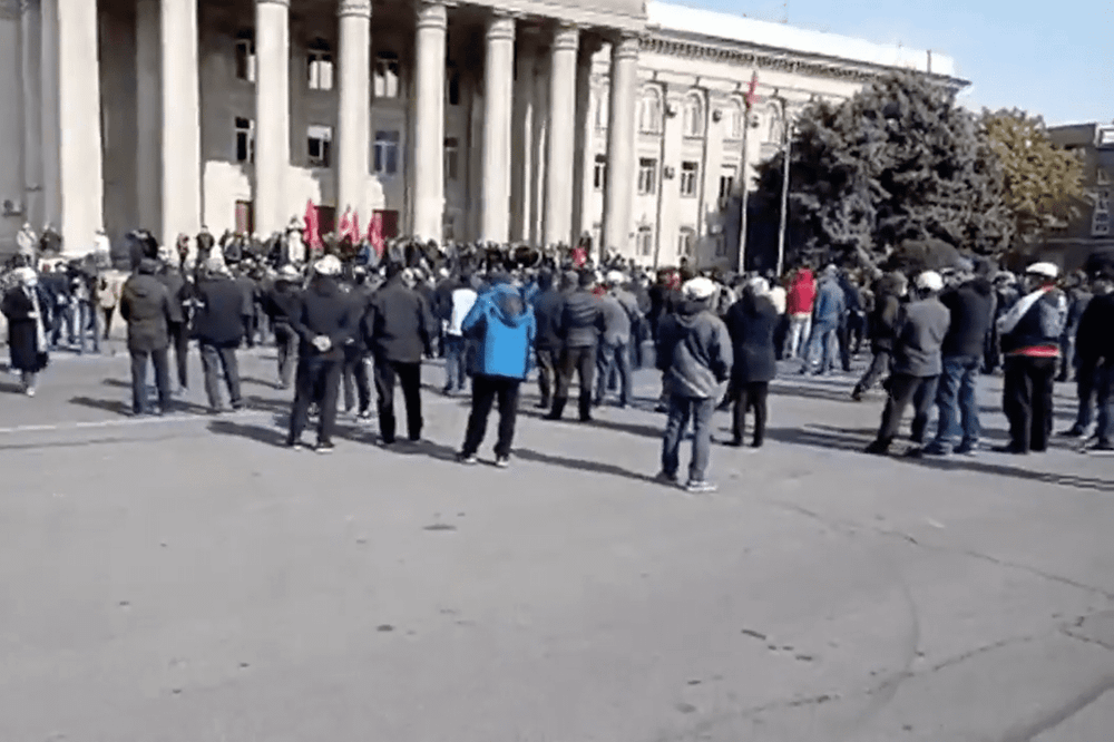 У здания правительства проходит митинг в поддержку Садыра Жапарова изображение публикации