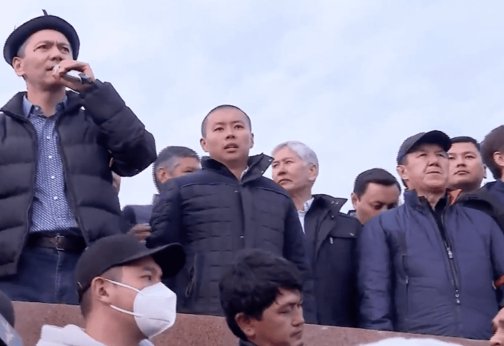 На площади начались провокации. Сторонники Садыра Жапарова и митингующие кидают камни друг в друга. ФОТО изображение публикации