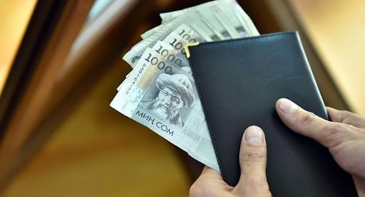 Небогатые, по декларациям, чиновники и безработные зачислили партиям десятки миллионов сомов. Кто они такие? Расследование изображение публикации